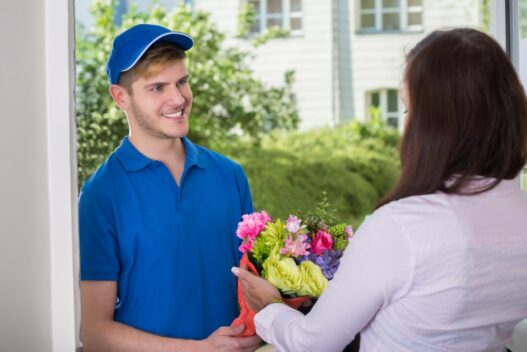 Kvinde modtager levering af blomster